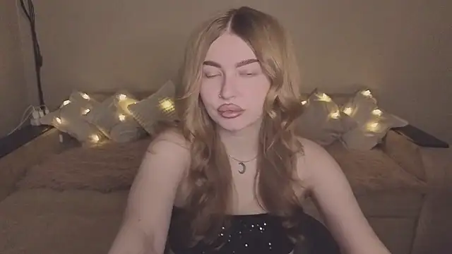 Snapshot of ViolettaLopez chatting on November 19, 1:11 pm ViolettaLopez online show from November 19, 1:11 pm