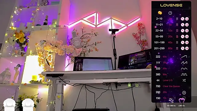 Elena-Marilyn online show from March 3, 9:10 pm