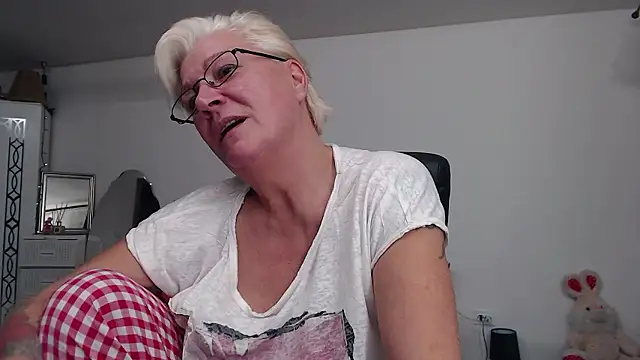 Snapshot of LaylaMilf chatting on December 2, 7:38 pm LaylaMilf online show from December 2, 7:38 pm