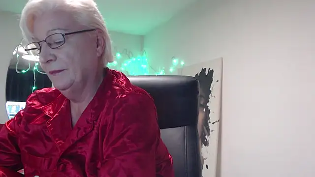 Snapshot of LaylaMilf chatting on December 24, 5:55 pm LaylaMilf online show from December 24, 5:55 pm