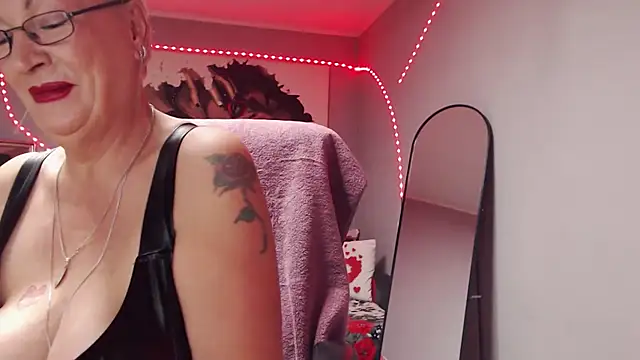 Snapshot of LaylaMilf chatting on November 19, 9:37 pm LaylaMilf online show from November 19, 9:37 pm