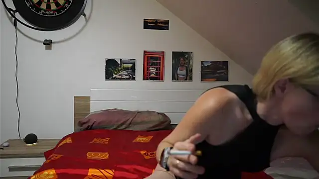 Snapshot of Moistdevil chatting on November 18, 4:11 pm Moistdevil online show from November 18, 4:11 pm