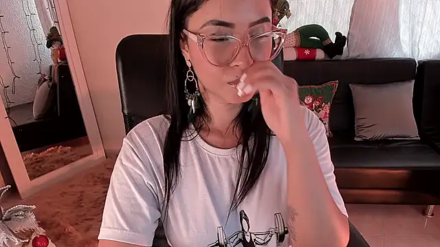 Snapshot of PaulinaBelushi chatting on December 13, 8:47 pm PaulinaBelushi online show from December 13, 8:47 pm