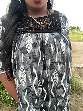 Snapshot of Dhiyapink chatting on December 17, 11:28 am Dhiyapink online show from December 17, 11:28 am