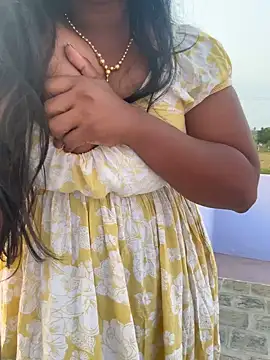 Snapshot of Dhiyapink chatting on January 13, 12:45 pm Dhiyapink online show from January 13, 12:45 pm