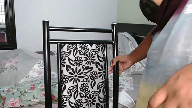 Snapshot of Dhiyapink chatting on December 16, 5:56 am Dhiyapink online show from December 16, 5:56 am