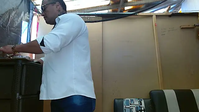 Snapshot of hardrock982 chatting on February 19, 1:28 pm hardrock982 online show from February 19, 1:28 pm