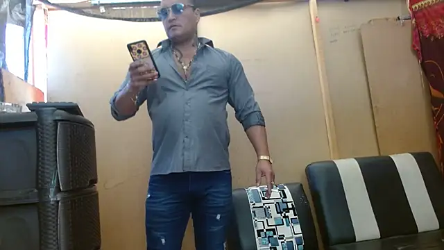 Snapshot of hardrock982 chatting on February 25, 1:39 pm hardrock982 online show from February 25, 1:39 pm