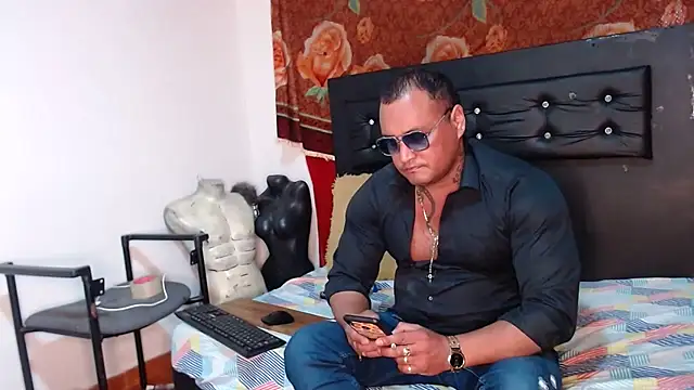 Snapshot of hardrock982 chatting on November 20, 2:06 pm hardrock982 online show from November 20, 2:06 pm