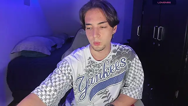 Snapshot of Alex_smith00 chatting on September 30, 9:20 pm Alex smith00 online show from September 30, 9:20 pm