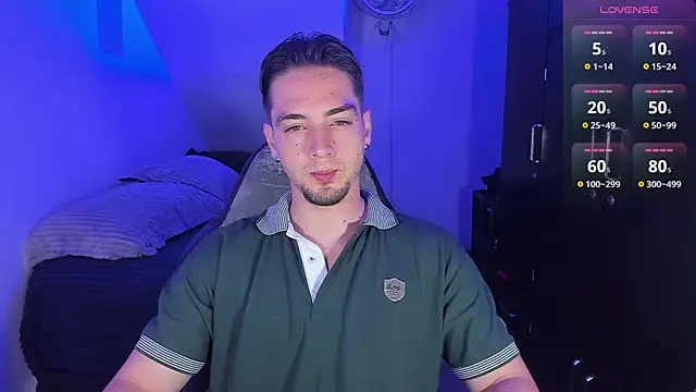 Snapshot of Alex_smith00 chatting on October 11, 2:33 am Alex smith00 online show from October 11, 2:33 am