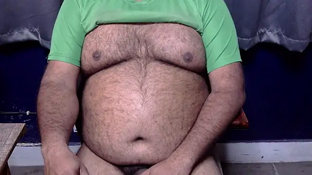 Snapshot of hairysubcub_70 chatting on February 4, 3:45 am hairysubcub 70 online show from February 4, 3:45 am