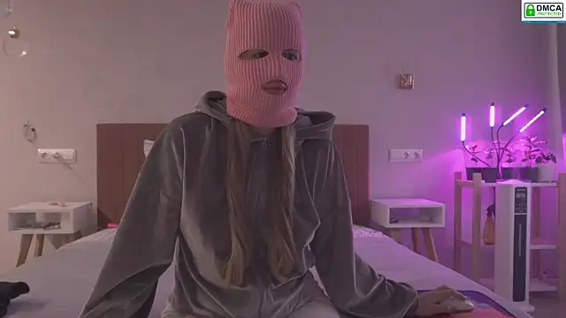 Snapshot of FluffyHat chatting on March 3, 5:20 am FluffyHat online show from March 3, 5:20 am