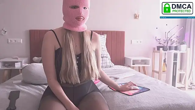 Snapshot of FluffyHat chatting on March 3, 9:00 am FluffyHat online show from March 3, 9:00 am