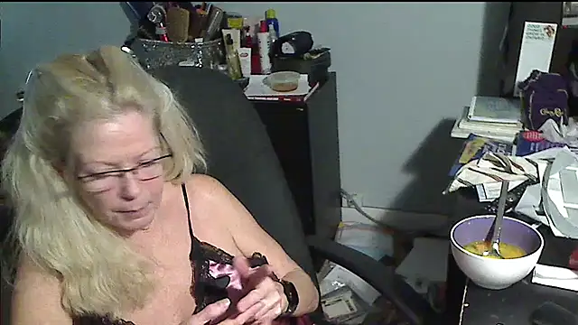 Snapshot of XTRAHORNYONE chatting on November 28, 3:31 am XTRAHORNYONE online show from November 28, 3:31 am