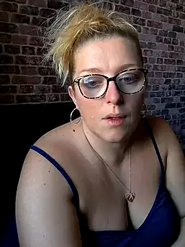 Snapshot of winniess40 chatting on December 21, 9:33 am winniess40 online show from December 21, 9:33 am