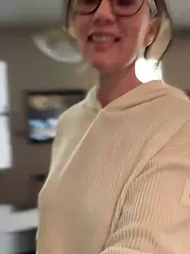 Snapshot of MaiseKnox chatting on December 19, 6:45 pm MaiseKnox online show from December 19, 6:45 pm