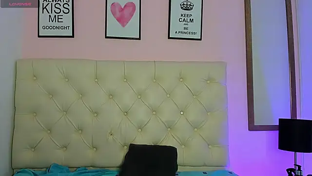 Snapshot of WhitneyWells chatting on February 14, 6:43 am WhitneyWells online show from February 14, 6:43 am