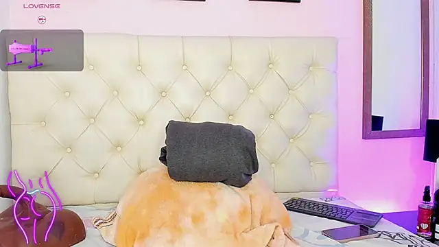 Snapshot of WhitneyWells chatting on March 1, 6:26 am WhitneyWells online show from March 1, 6:26 am