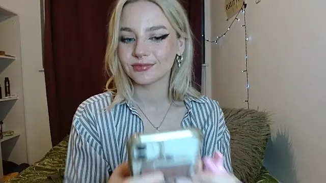 Snapshot of April_LoveUK chatting on January 21, 10:41 pm April LoveUK online show from January 21, 10:41 pm