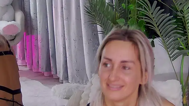 IsabelleEthan online show from March 25, 1:00 am