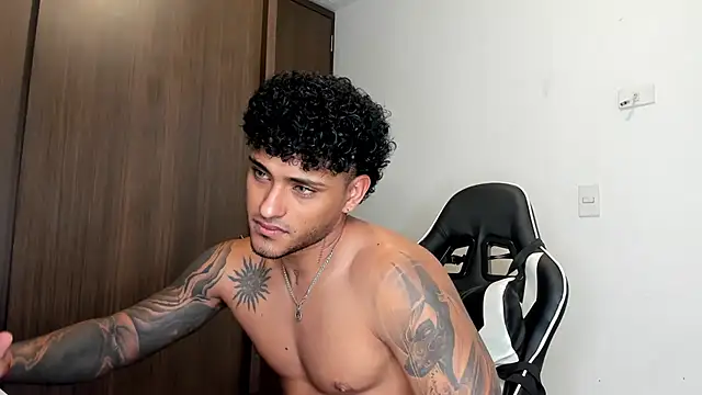 Snapshot of Alessandro_Vanni chatting on February 2, 10:49 pm Alessandro Vanni online show from February 2, 10:49 pm