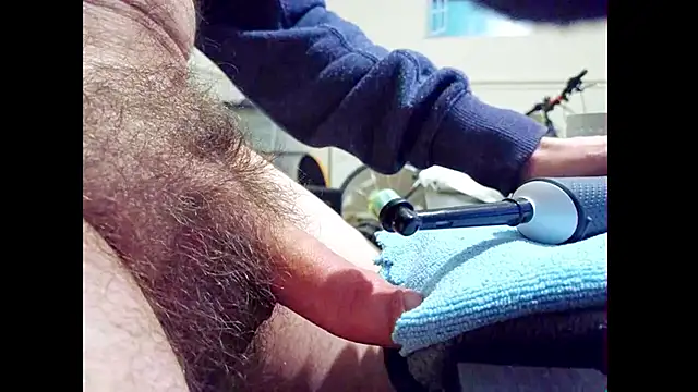 hairyuncut00 online show from April 20, 7:04 pm