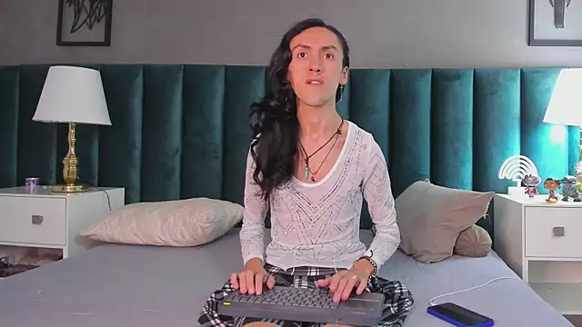 Snapshot of Karol_fenixx chatting on February 17, 4:53 am Karol fenixx online show from February 17, 4:53 am