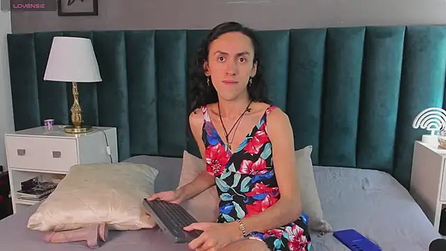 Snapshot of Karol_fenixx chatting on March 5, 4:34 am Karol fenixx online show from March 5, 4:34 am