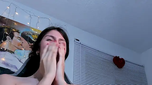 Snapshot of valeria_gonzales_ chatting on December 21, 7:45 am valeria gonzales online show from December 21, 7:45 am