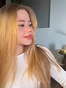 curchez  online show from April 2, 9:01 pm