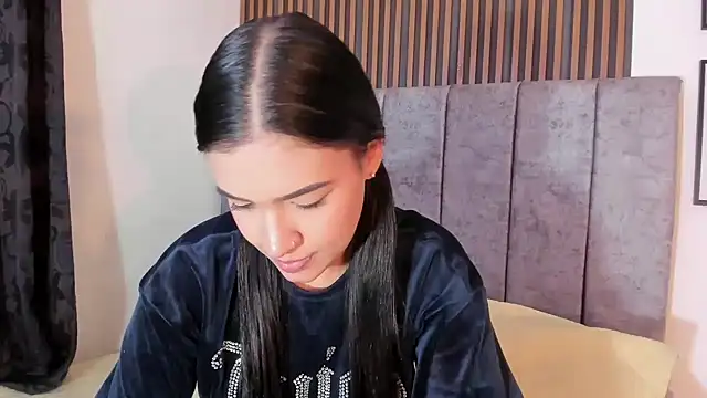 Snapshot of Hanna_Risso chatting on December 2, 6:10 pm Hanna Risso online show from December 2, 6:10 pm