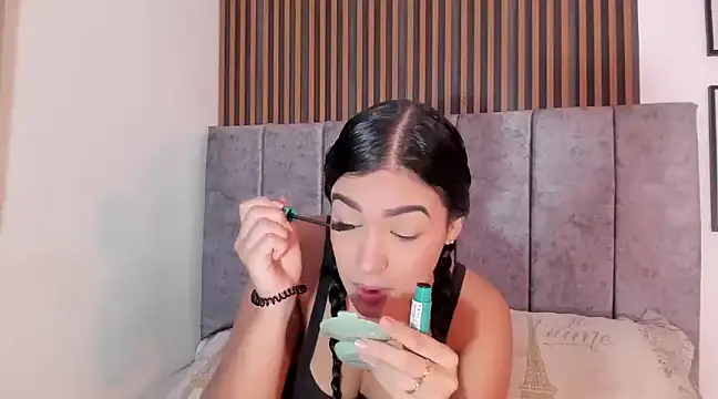 Snapshot of Hanna_Risso chatting on December 3, 5:45 pm Hanna Risso online show from December 3, 5:45 pm