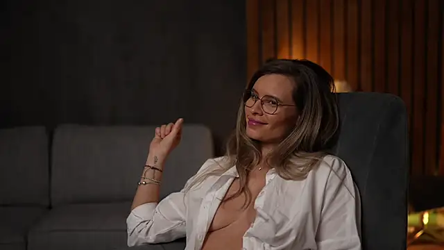 Snapshot of BrandyWhite chatting on December 3, 9:00 am BrandyWhite online show from December 3, 9:00 am