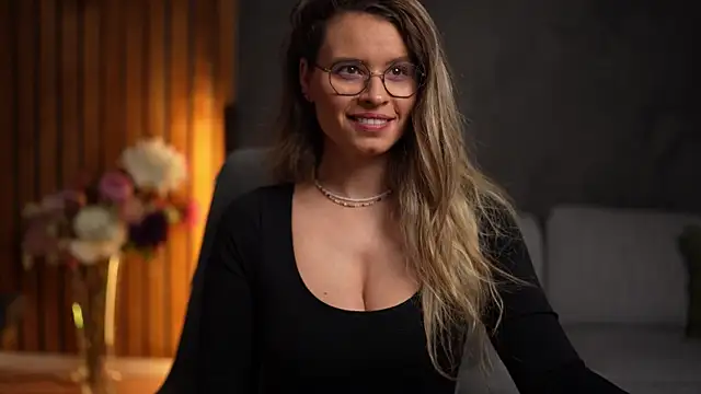 Snapshot of BrandyWhite chatting on December 4, 6:01 am BrandyWhite online show from December 4, 6:01 am