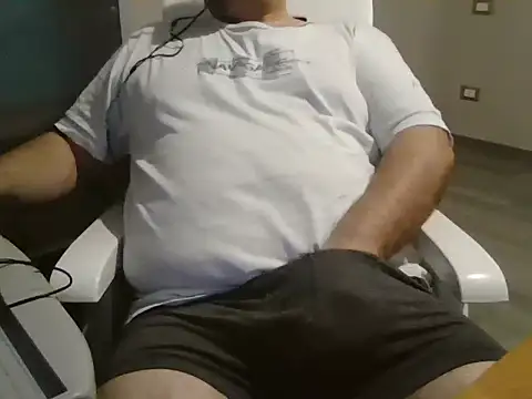 Snapshot of iron_boy80 chatting on February 16, 10:10 am iron boy80 online show from February 16, 10:10 am