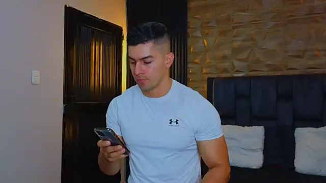 Snapshot of FelipeAndMarcello3 chatting on February 14, 10:47 pm FelipeAndMarcello3 online show from February 14, 10:47 pm