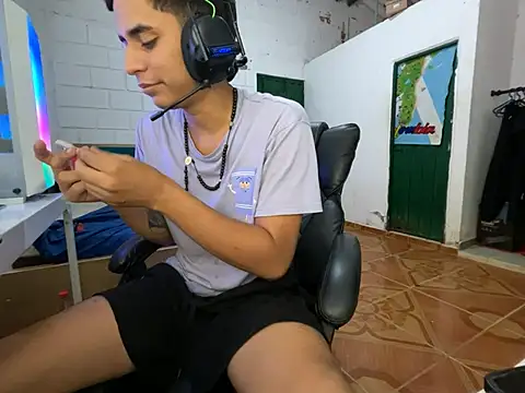 Max TheHorseDick online show from April 16, 7:47 pm