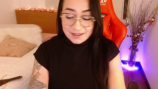 Snapshot of lucy_luu_ chatting on December 11, 10:27 pm lucy luu online show from December 11, 10:27 pm