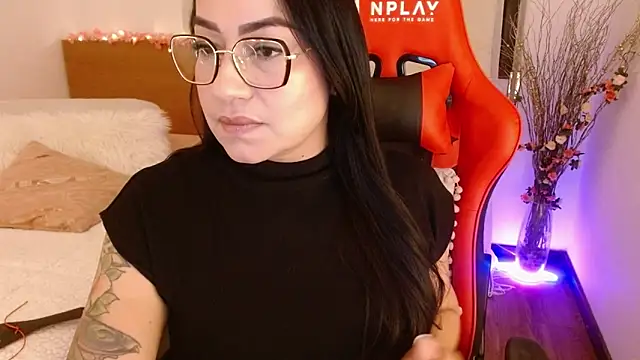 Snapshot of lucy_luu_ chatting on December 12, 1:32 am lucy luu online show from December 12, 1:32 am