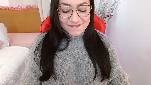 Snapshot of lucy_luu_ chatting on January 1, 5:00 pm lucy luu online show from January 1, 5:00 pm