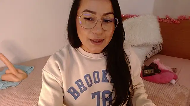 Snapshot of lucy_luu_ chatting on January 4, 3:29 am lucy luu online show from January 4, 3:29 am