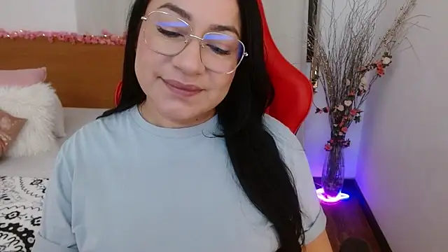 Snapshot of lucy_luu_ chatting on January 4, 5:26 pm lucy luu online show from January 4, 5:26 pm