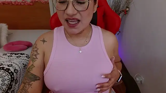 Snapshot of lucy_luu_ chatting on January 12, 9:51 pm lucy luu online show from January 12, 9:51 pm