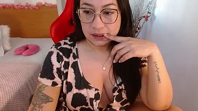 Snapshot of lucy_luu_ chatting on January 14, 2:43 pm lucy luu online show from January 14, 2:43 pm