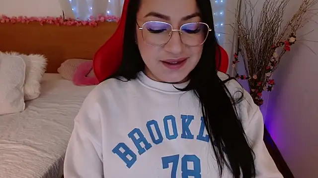 Snapshot of lucy_luu_ chatting on March 5, 7:27 pm lucy luu online show from March 5, 7:27 pm