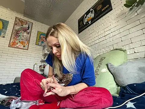 Snapshot of Angel_girllovemy chatting on February 14, 10:07 am Angel girllovemy online show from February 14, 10:07 am