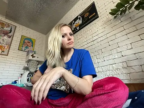 Snapshot of Angel_girllovemy chatting on February 18, 9:32 am Angel girllovemy online show from February 18, 9:32 am