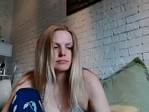 Snapshot of Angel_girllovemy chatting on October 17, 8:28 am Angel girllovemy online show from October 17, 8:28 am