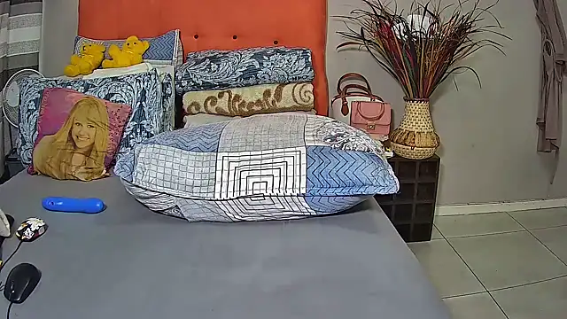 Snapshot of missboobsxx chatting on February 21, 4:37 pm missboobsxx online show from February 21, 4:37 pm